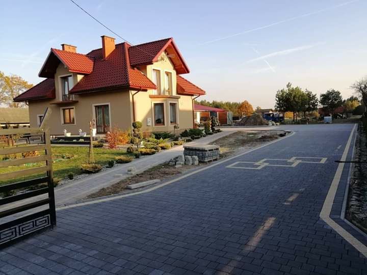 Układanie kostki brukowej/ Brukarstwo