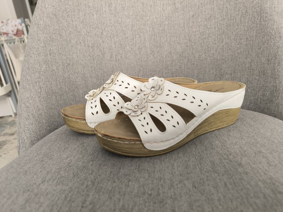 Жіночі шльопанці на платформі