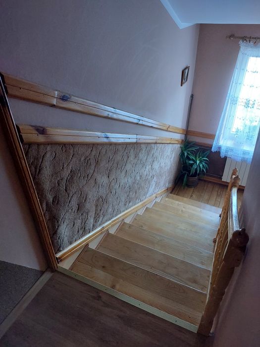 Schody jesionowe z balustradą kompletne. Trepy 34 szerokie 110 długie.