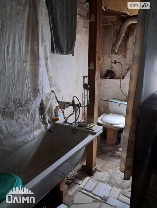 Продам пів будинку в топовом місці на вул.Кармелюка 0962