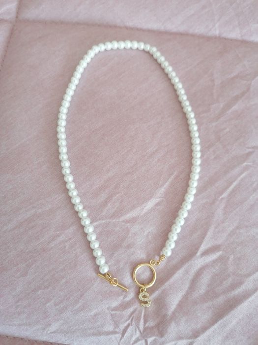 Colar pérolas com letra S