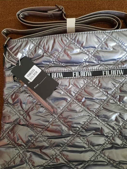 Piękna nowa Wloska pikowana torebka szarosrebrna  z długim paskiem