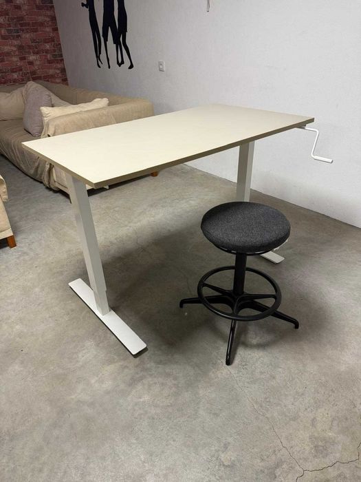 Mesa de pintura com banco.