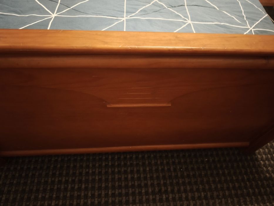 Cama de Solteiro em Madeira Maciça - 100€