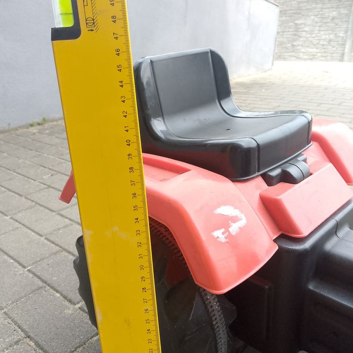 Zabawka traktorek na pedały