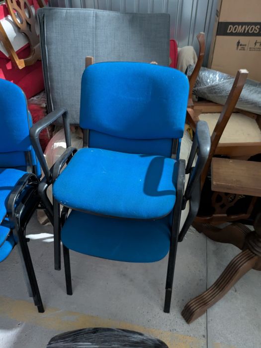 cadeira em tecido azul de escritório