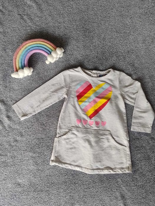 Szara sukienka z tęczowym sercem