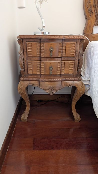Mobilia de quarto em madeira em bom estado