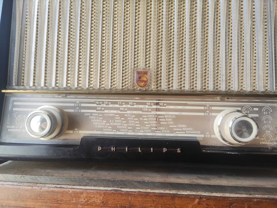 Rádio a valvulas Philips, antigo