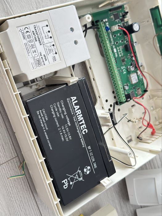 Zestaw alarmowy Satel PERFECTA 16-WRL + Klawiatura + 7 czujek + Baterie