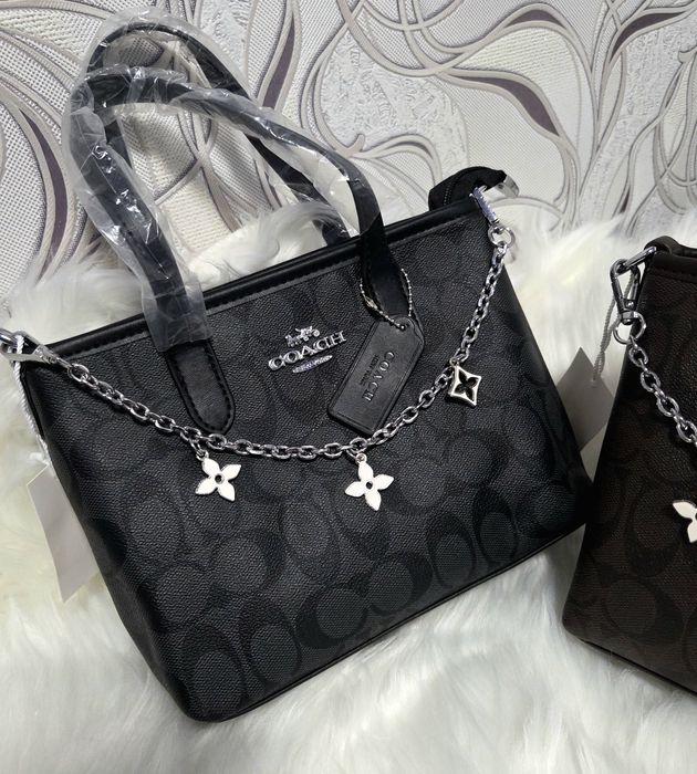 Дуже гарна новиночка, вмістка Coach  шоколад та чорна