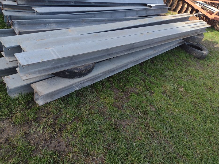 Słupy stalowe wiaty