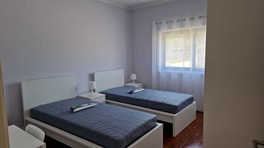 Arrendamento de QUARTO DUPLO no Centro da Maia. Recomendado e Referenciado. Casa com Energia Solar e grande pátio para estacionamento no interior.