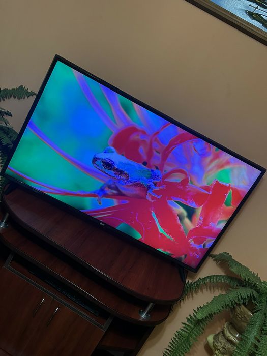 Продається телевізор 43 дюйма Смарт.