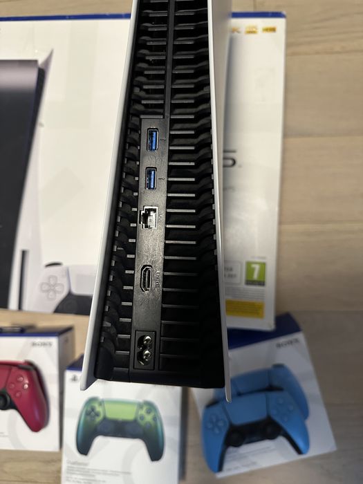 Продаж PS5 + 3 DualSense геймпада + NVMe 2TB + Console covers