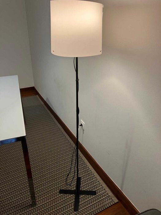 Candeeiro de Pé Moderno Preto com Abat-jour Branco