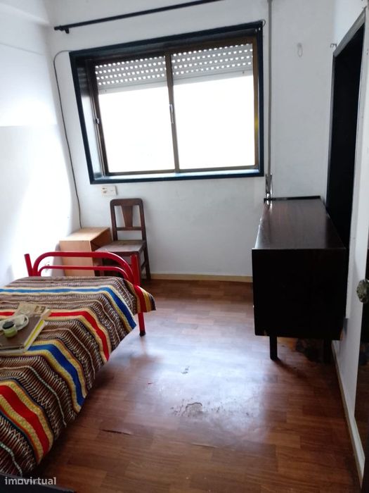 Apartamento T4+1 em Rés-do-chão — Bom estado.