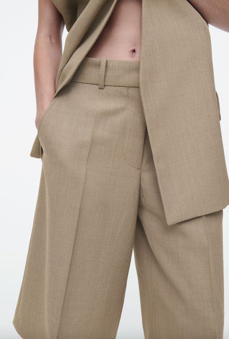 Бермуди COS вовна. колір холодний беж. мають структурне плетіння