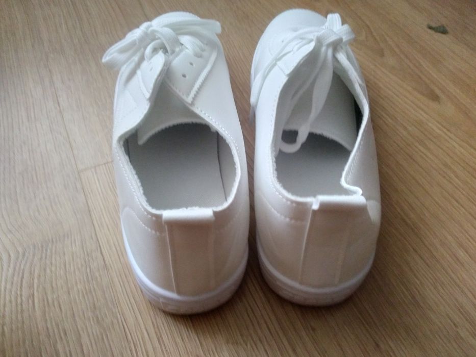 Мокасини білі нові