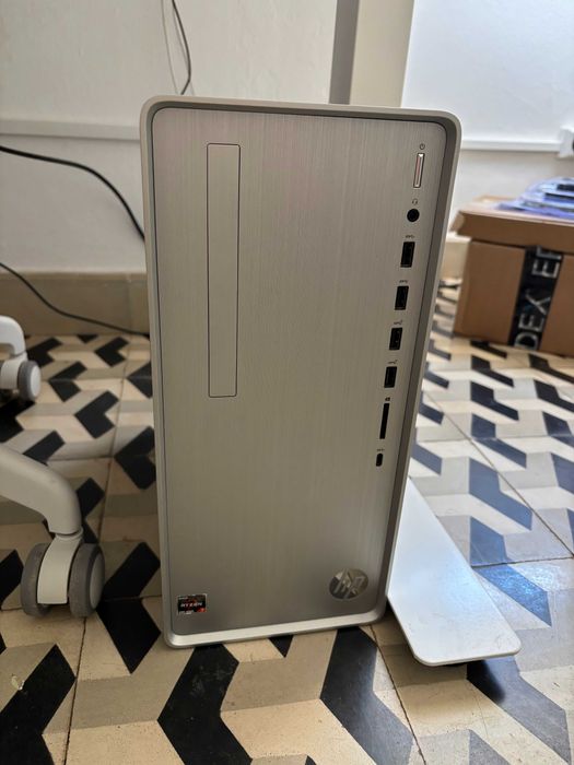 Conjunto HP - computador, teclado, rato, e monitor + colunas de oferta