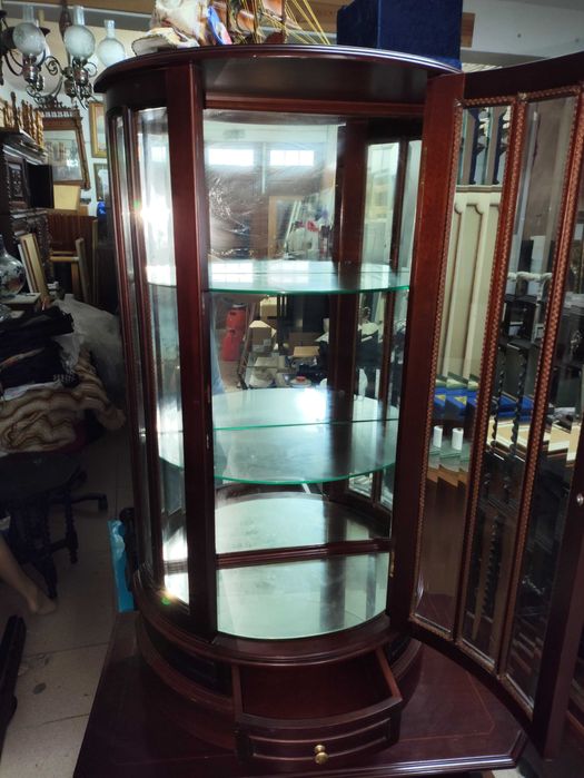 Cristaleira em madeira com prateleiras em vidro e fundo em espelho