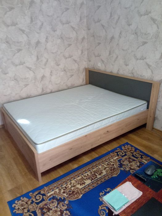 двоспальне ліжко на ламелях + матрац розмір 160/200 , стан - майже нов