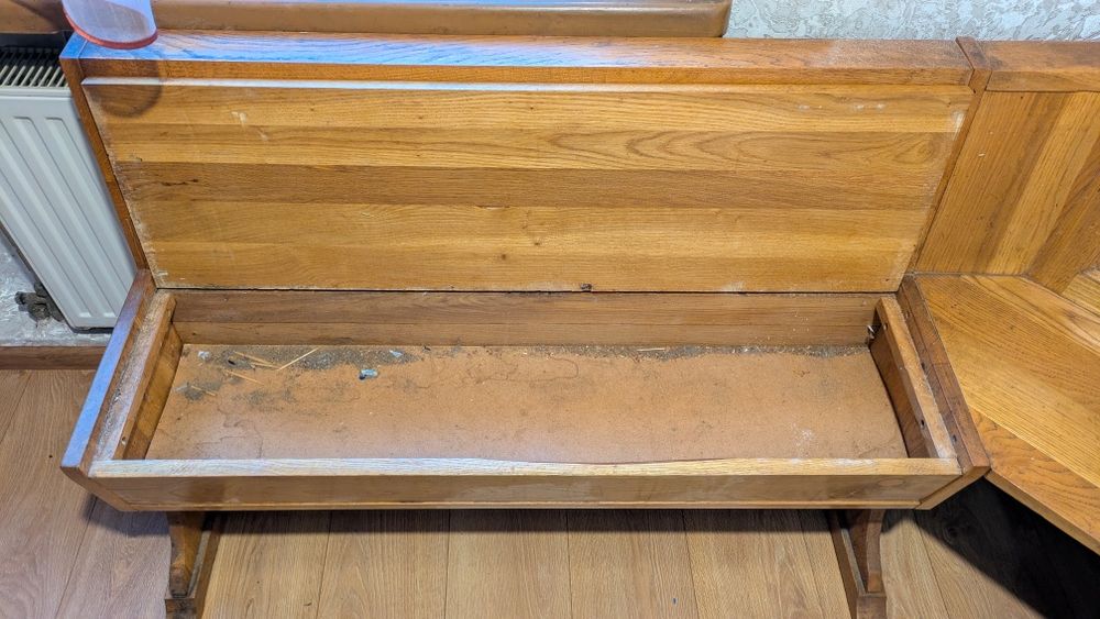 Кухонний куточок з натурального дерева, міцний, у хорошому стані