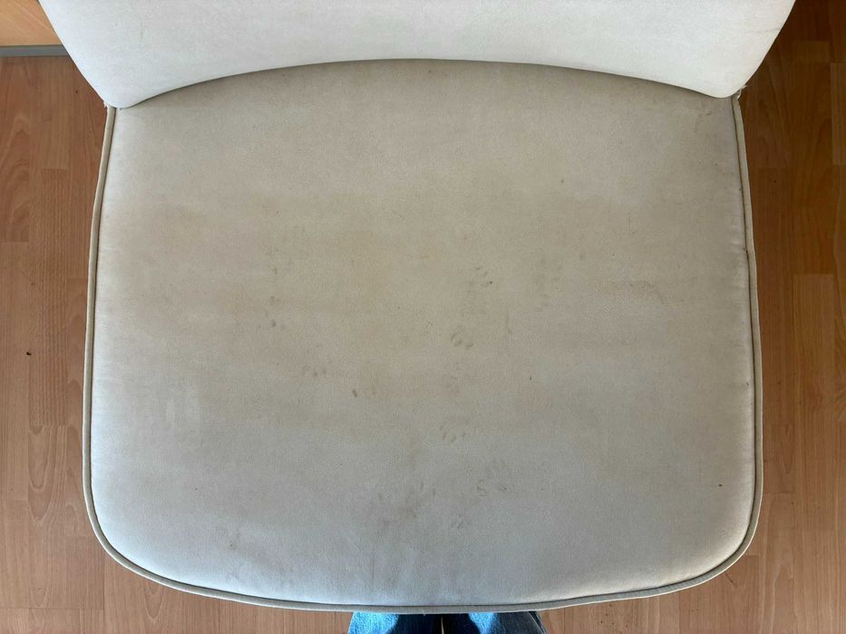 conjunto de 2 (duas) poltronas em tecido creme, sem braços