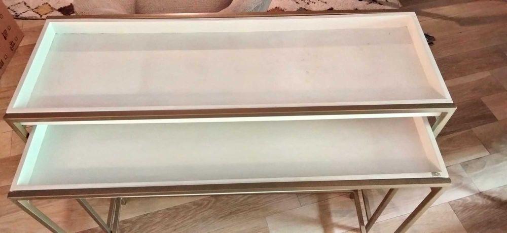 Mesa dupla em madeira branca com base em alumínio dourado