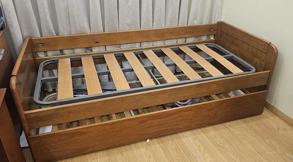 Cama de repouso com gavetão tipo nido - pode ser de solteiro ou de casal - impecável.