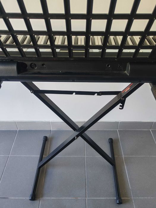Piano/Órgão Yamaha PSR-E213 com Suporte