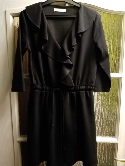 Sukienka z falbaną przy dekolcie