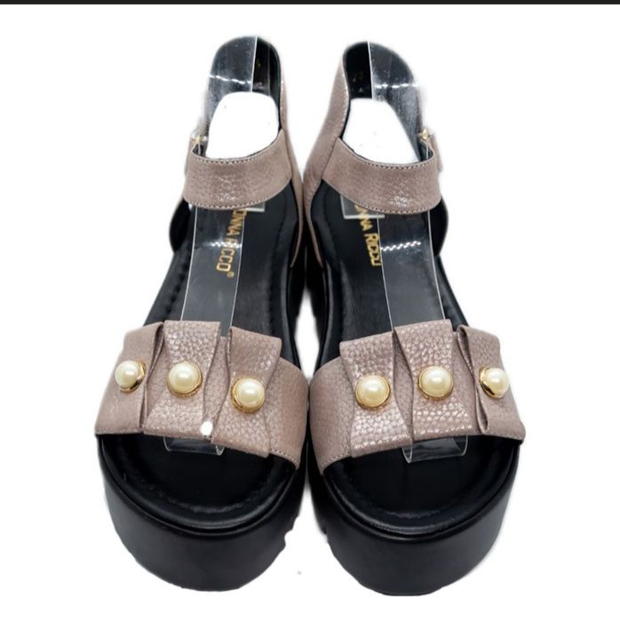 Продам нові шкіряні босоніжки.