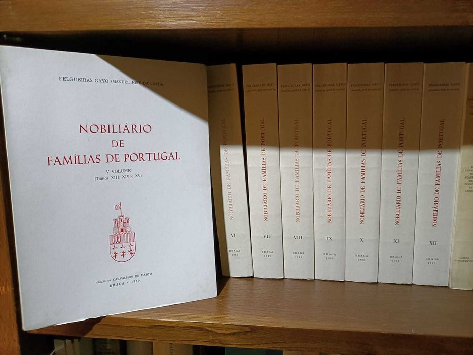 Biblioteca particular com 1080 livros com coleções raras