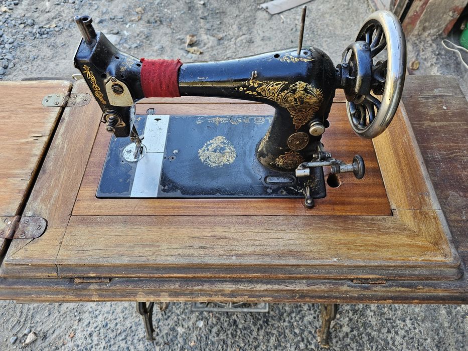 Раритетна швейна машинка зі станиною