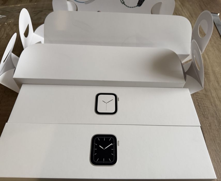 Apple Watch 4 44 Silver  Stainless Steel Milanese Loop