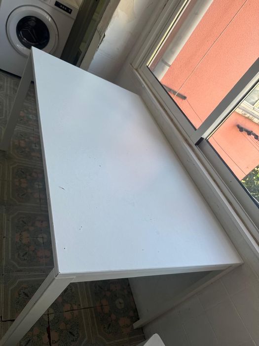 Mesa Branca e uma cadeira