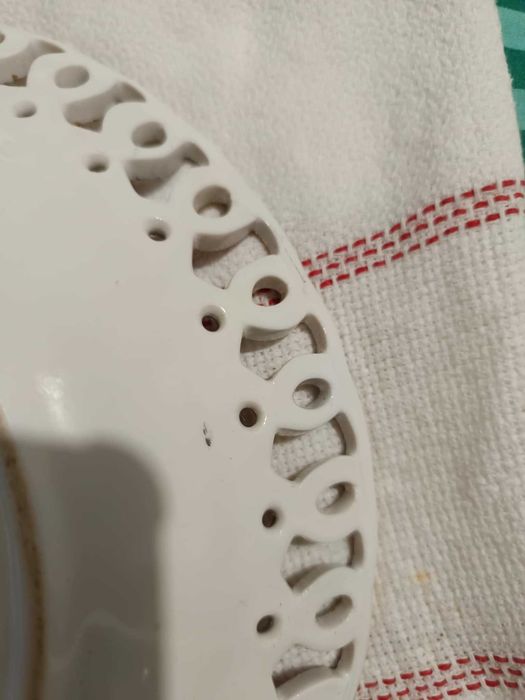 Prato de porcelana, pintado à mão (bordo e dourado)