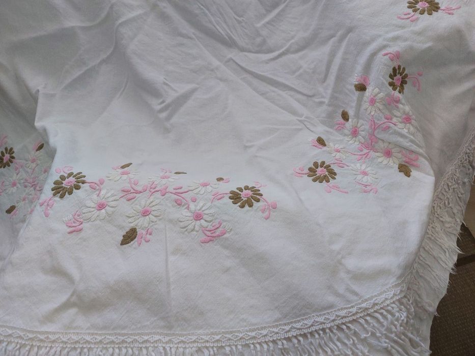 Vendo toalha de linho bordada a mão