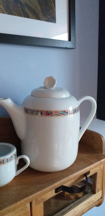 Piękny porcelanowy dzbanek