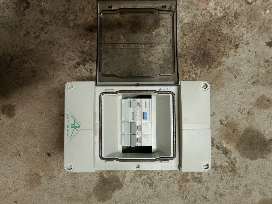 Rozdzielnia elektryczna elektryczna naczynkowa z zabezpieczeniami 4 mo