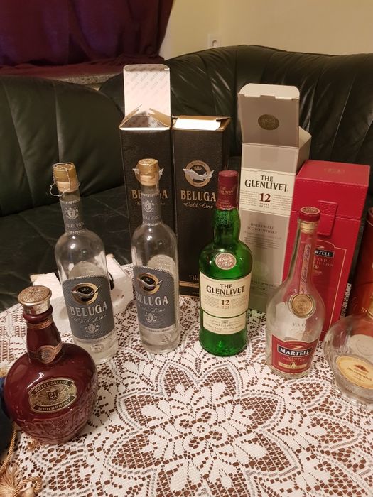 Пустые  бутылки из под спиртного.