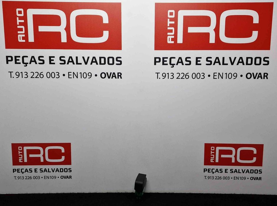 Comando / Botão / Interruptor Vidros Frente Direito 84810-0H010A - CITROËN C1