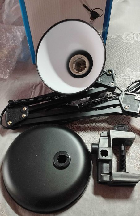 Настільна лампа на підставці зі струбциною, металева та надійна.