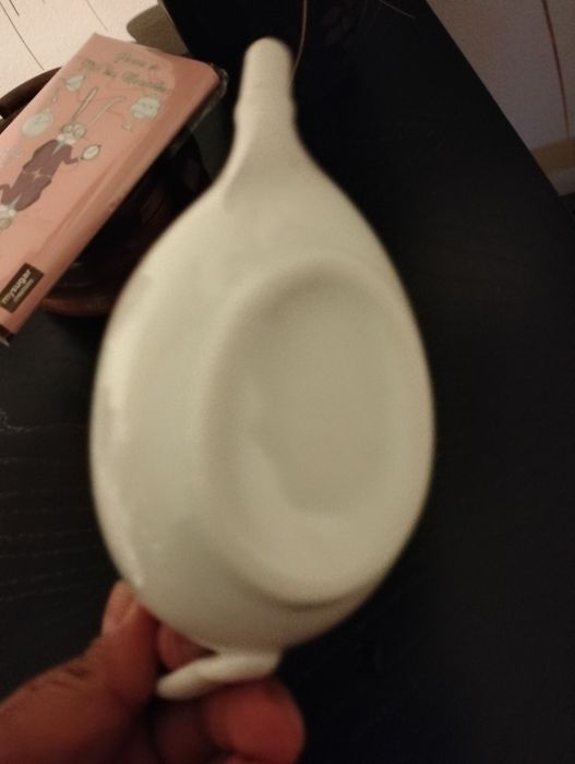 Peça em porcelana - molheira