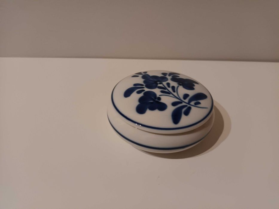 Caixinha de porcelana branca e azul
