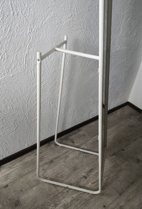 Duże lustro stojące z wieszakiem białe IKEA