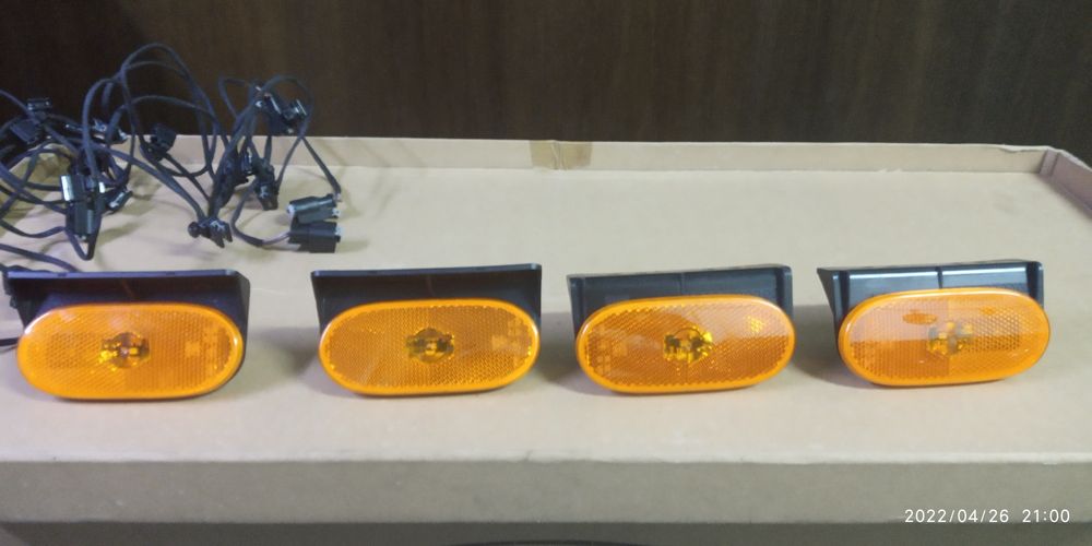 4 farolins de mínimos laterais em led com suporte e cabo(novos)