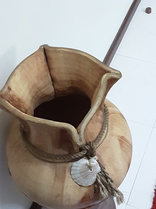 Jarrão  grande  80 cm altura em barro  pintado e concha