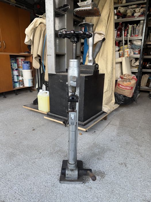 Maquina de sapateiro de pregar saltos